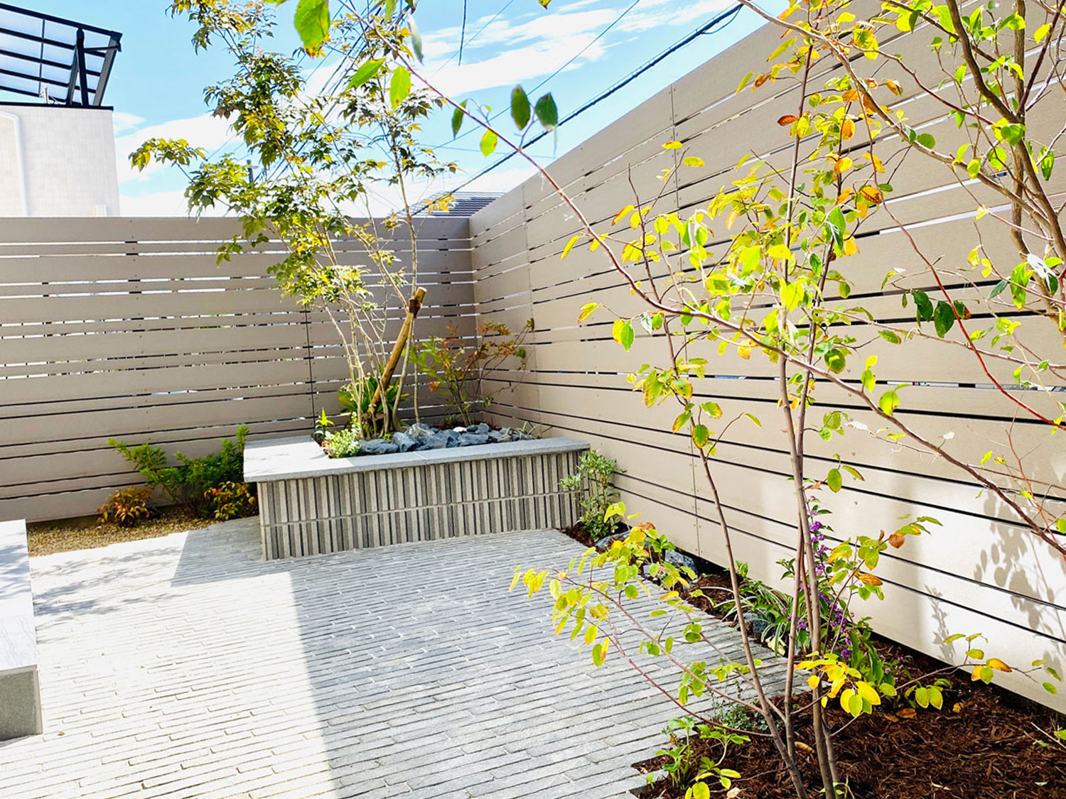 仁川 モノトーンカラーでまとめた 花壇とタイルテラスのある庭 山中育樹園
